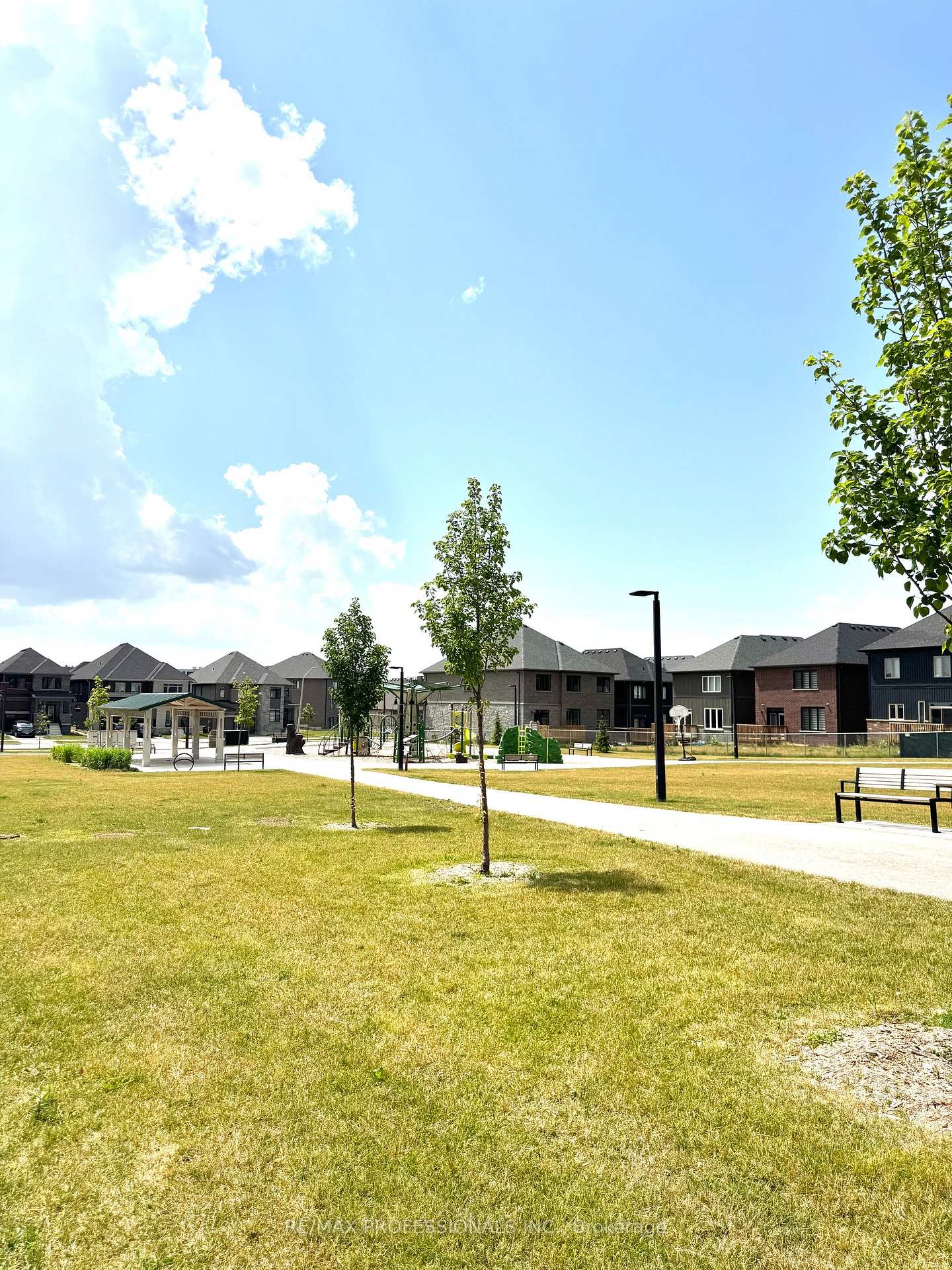 Photo 9 of 14 Barnyard Trail, Barrie, Innis-Shore — HOMEH