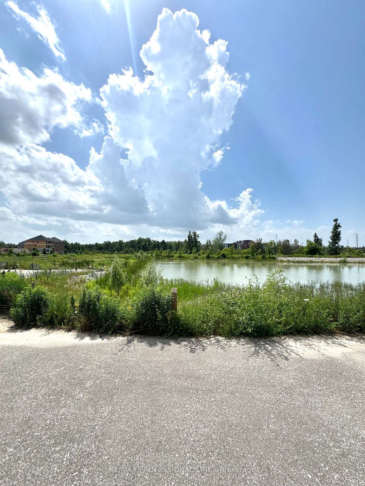 Photo 11 of 14 Barnyard Trail, Barrie, Innis-Shore — HOMEH