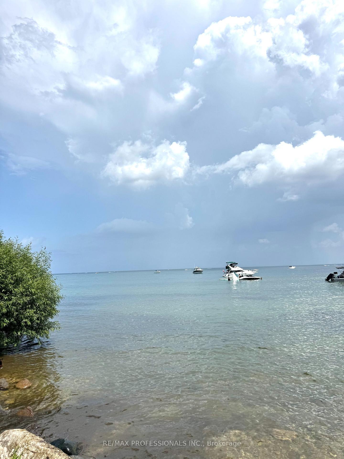 Photo 17 of 14 Barnyard Trail, Barrie, Innis-Shore — HOMEH