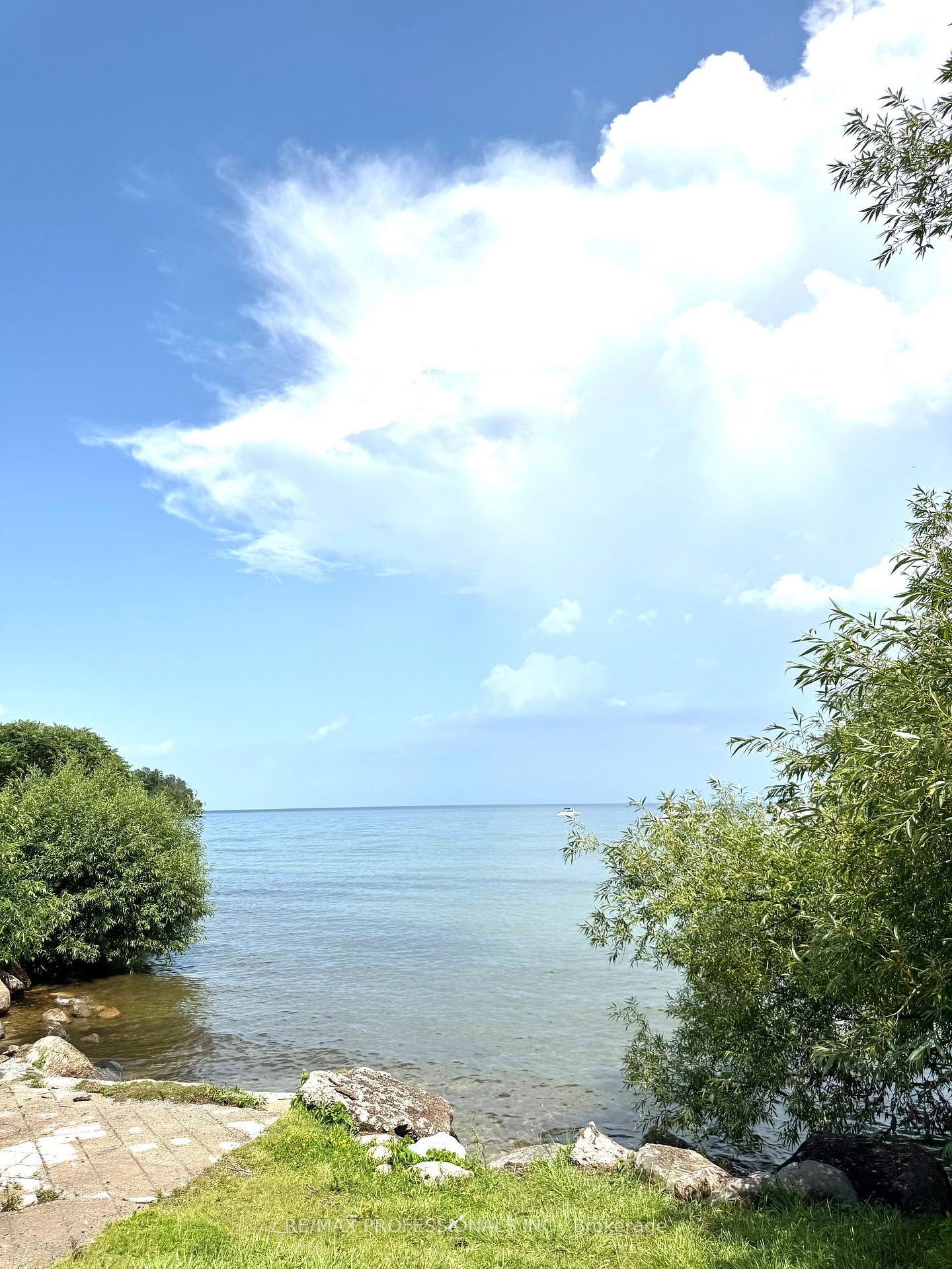 Photo 19 of 14 Barnyard Trail, Barrie, Innis-Shore — HOMEH