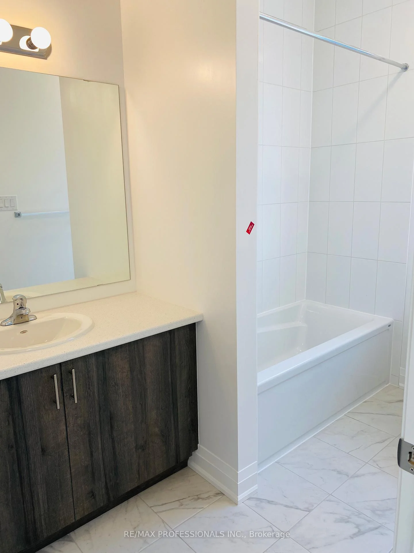 Photo 16 of 14 Barnyard Trail, Barrie, Innis-Shore — HOMEH