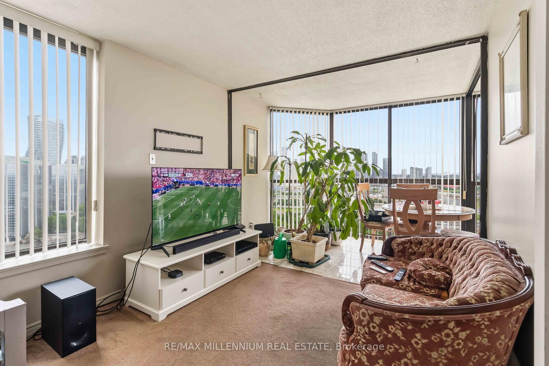 Photo 8 of Unit PH7, 4235 Sherwoodtowne Boulevard, Mississauga, City Centre — HOMEH
