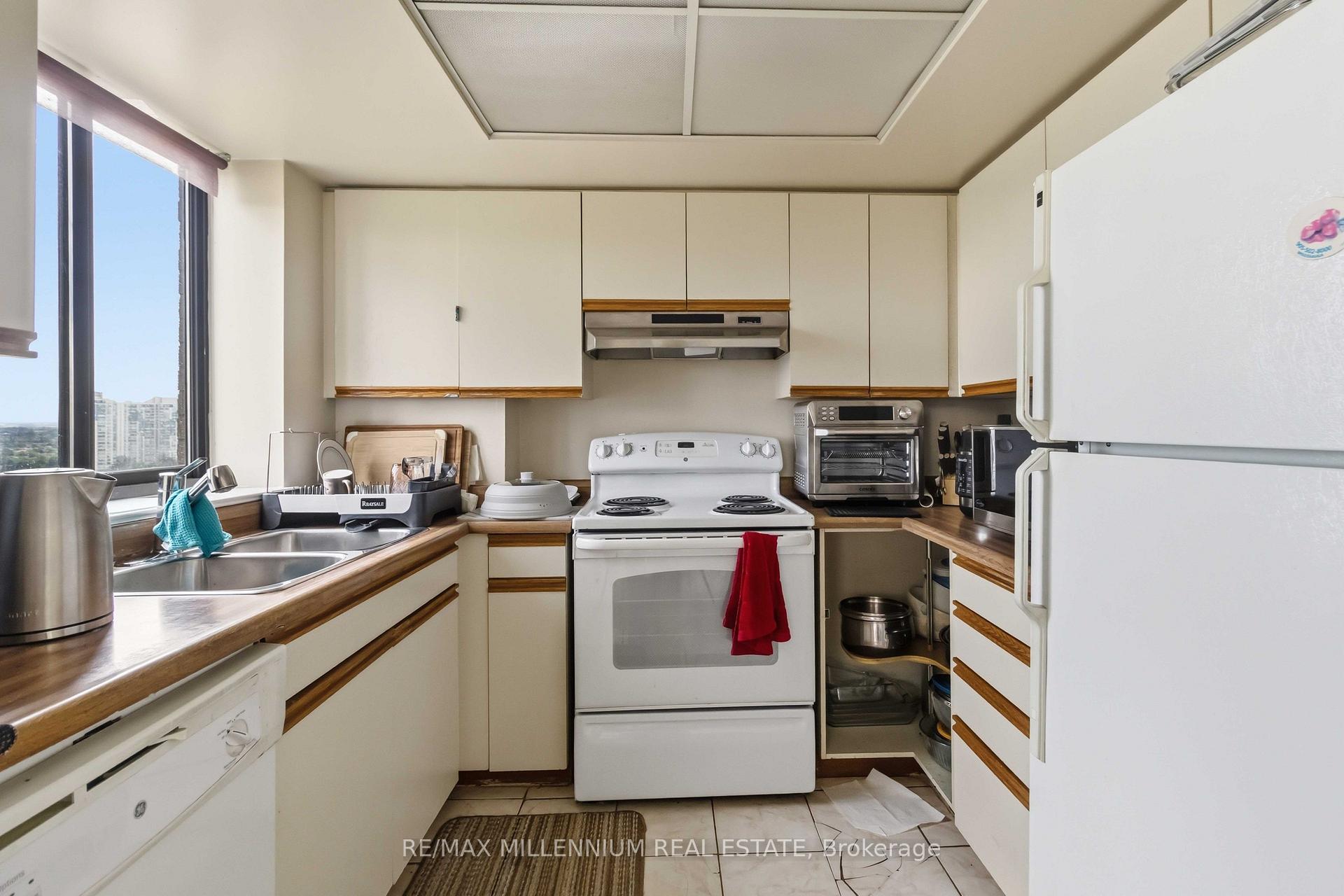 Photo 12 of Unit PH7, 4235 Sherwoodtowne Boulevard, Mississauga, City Centre — HOMEH