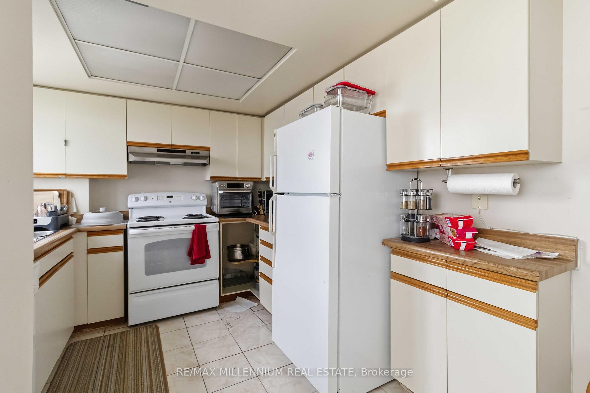 Photo 13 of Unit PH7, 4235 Sherwoodtowne Boulevard, Mississauga, City Centre — HOMEH