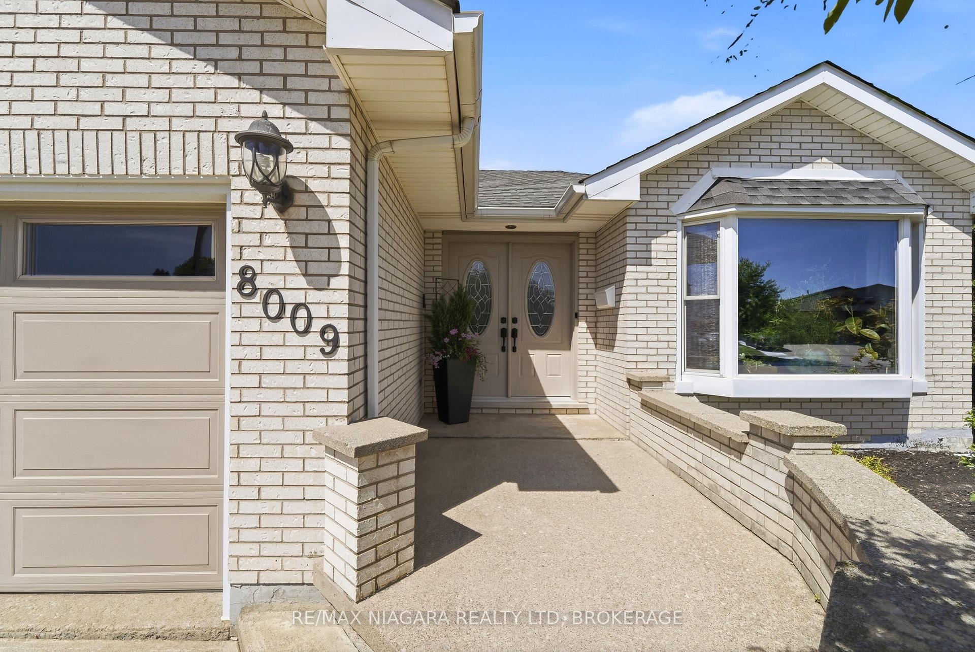Photo 2 of 8009 Preakness Street, Niagara Falls, Ascot — HOMEH