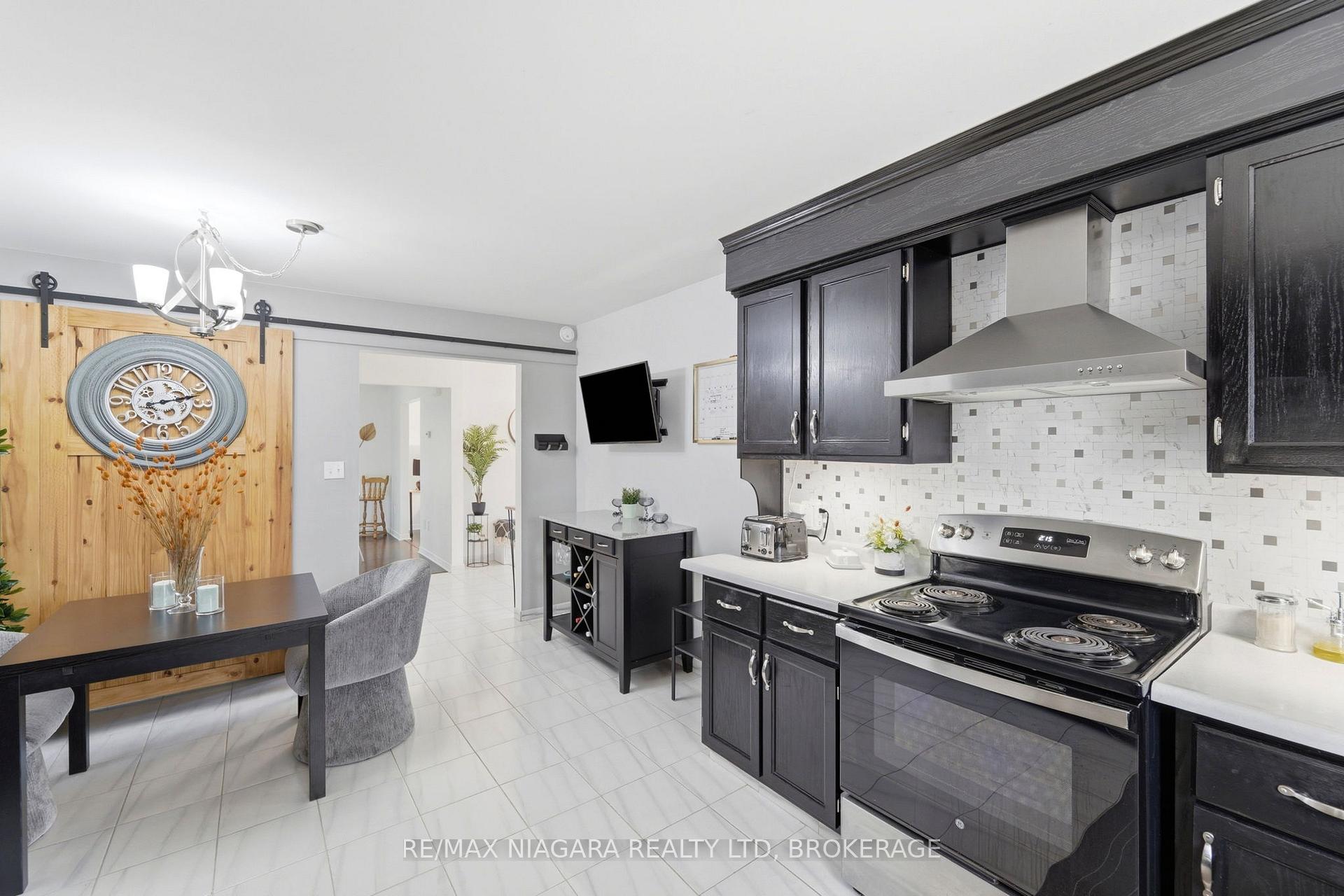 Photo 11 of 8009 Preakness Street, Niagara Falls, Ascot — HOMEH
