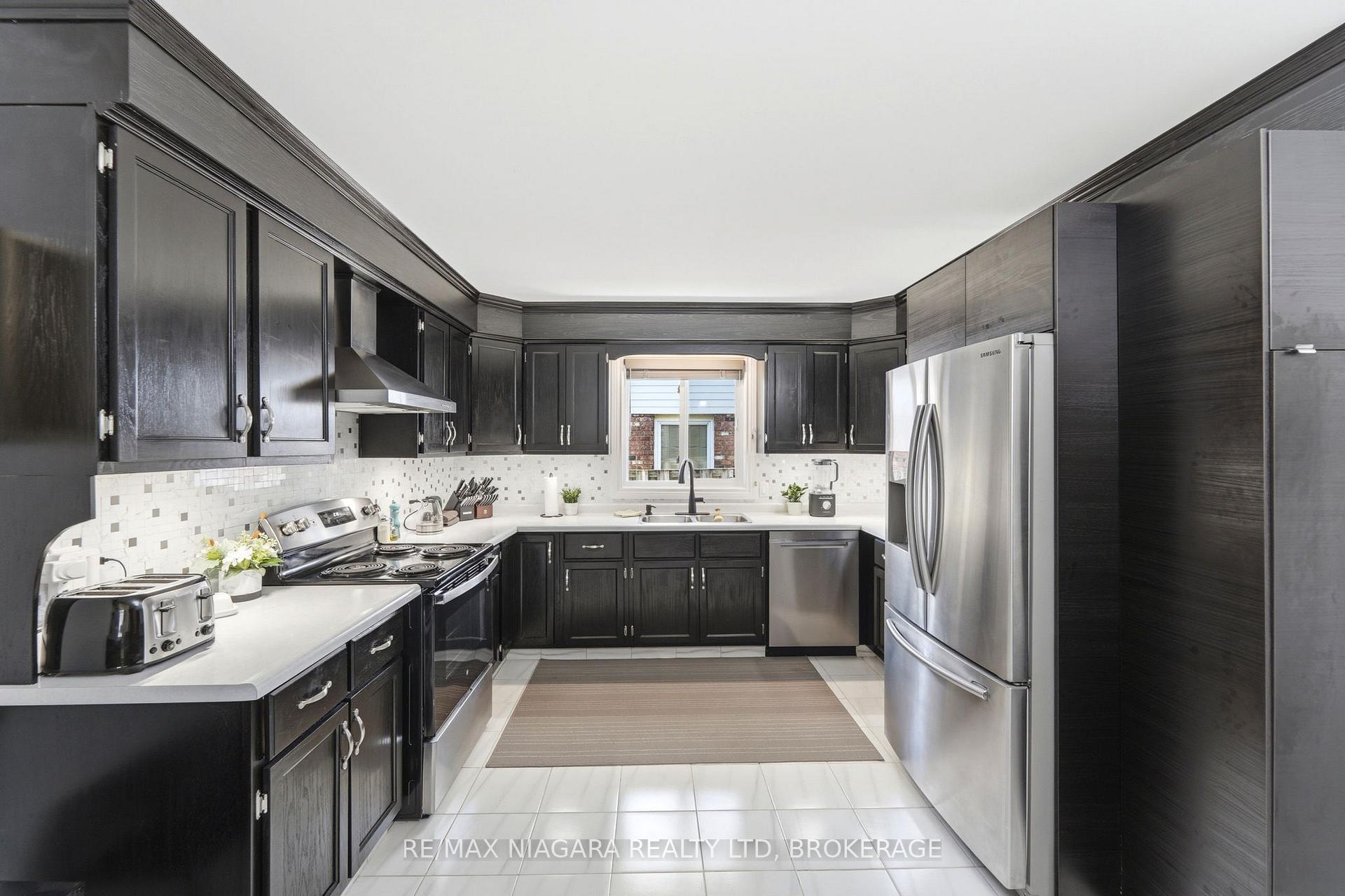 Photo 13 of 8009 Preakness Street, Niagara Falls, Ascot — HOMEH