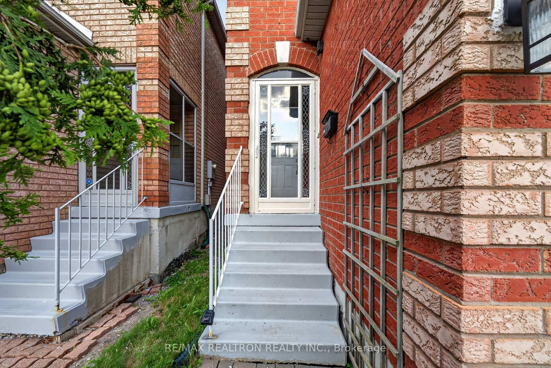 Photo 3 of 47 Kruger Road, Markham, Middlefield — HOMEH