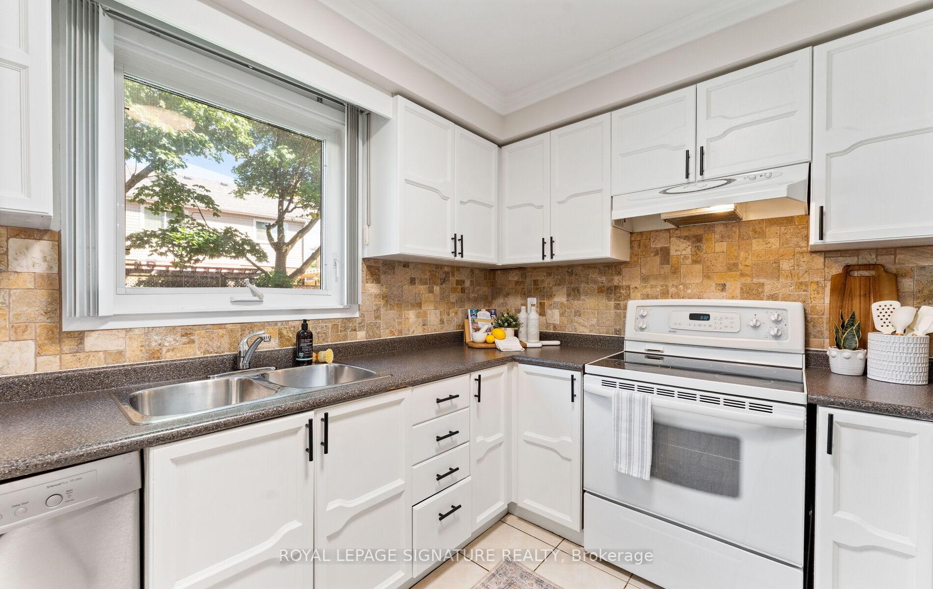 Photo 12 of 48 Steven Court, Brampton, Heart Lake West — HOMEH