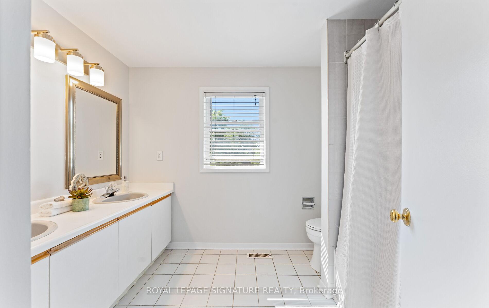 Photo 23 of 48 Steven Court, Brampton, Heart Lake West — HOMEH