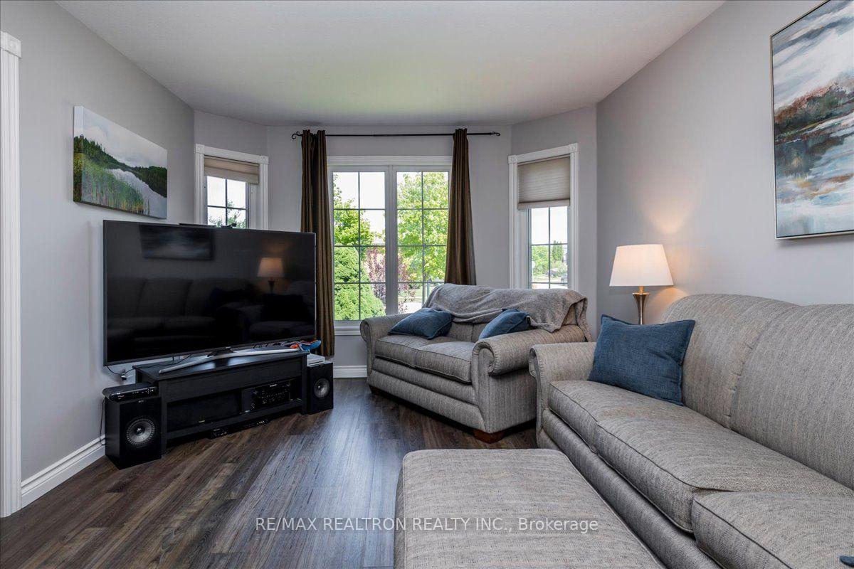 Photo 3 of 34 O'Shaughnessy Crescent, Barrie, Holly — HOMEH