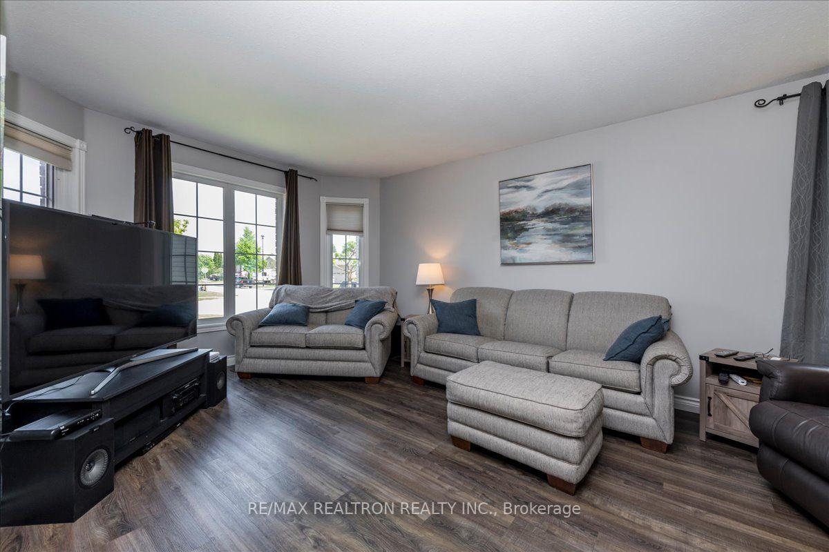Photo 4 of 34 O'Shaughnessy Crescent, Barrie, Holly — HOMEH