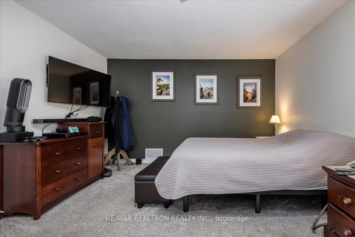 Photo 10 of 34 O'Shaughnessy Crescent, Barrie, Holly — HOMEH