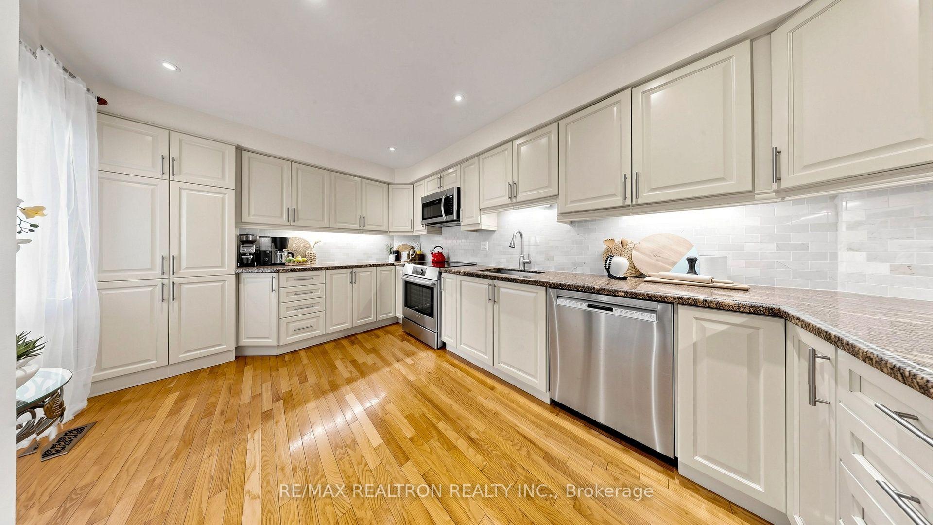Photo 8 of 146 Cottonwood Court, Markham, Bayview Fairway-Bayview Country Club Estates — HOMEH