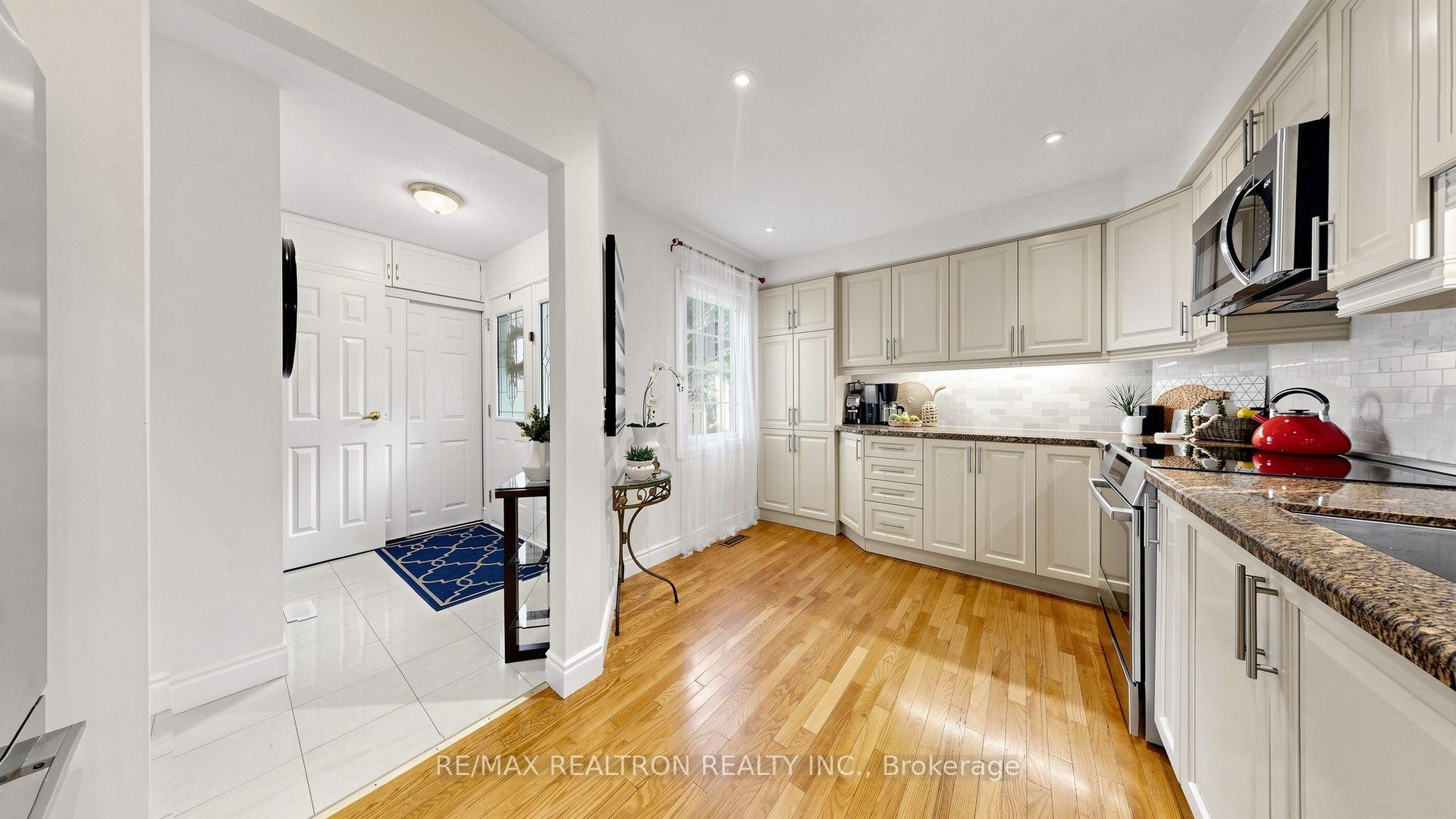 Photo 9 of 146 Cottonwood Court, Markham, Bayview Fairway-Bayview Country Club Estates — HOMEH