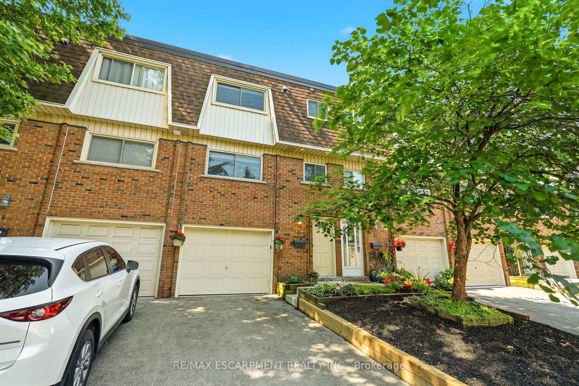 Photo 3 of Unit 2, 125 Bonaventure Drive, Hamilton, Gilbert — HOMEH