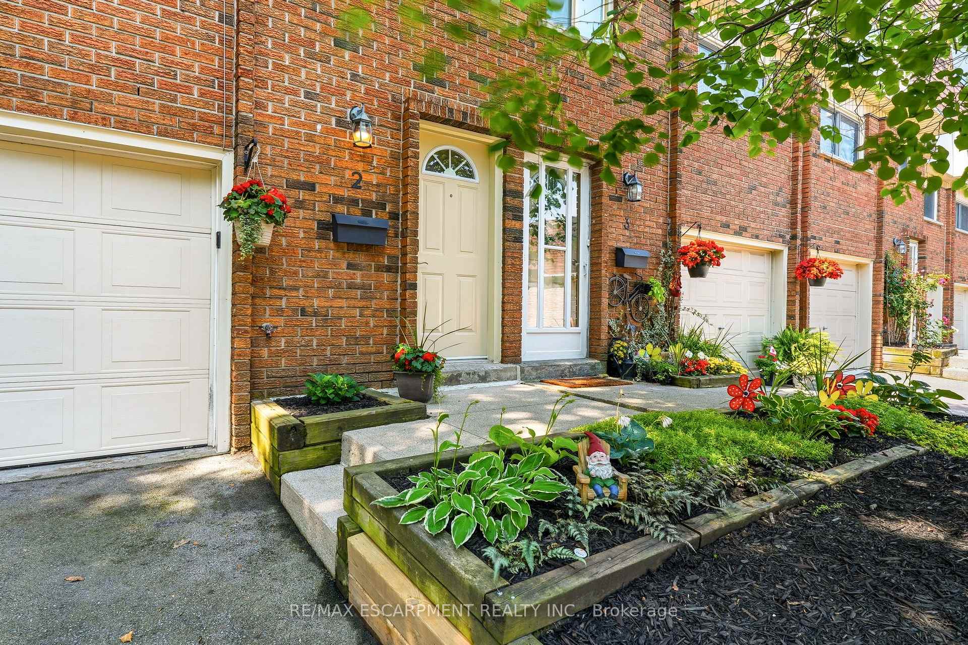 Photo 4 of Unit 2, 125 Bonaventure Drive, Hamilton, Gilbert — HOMEH