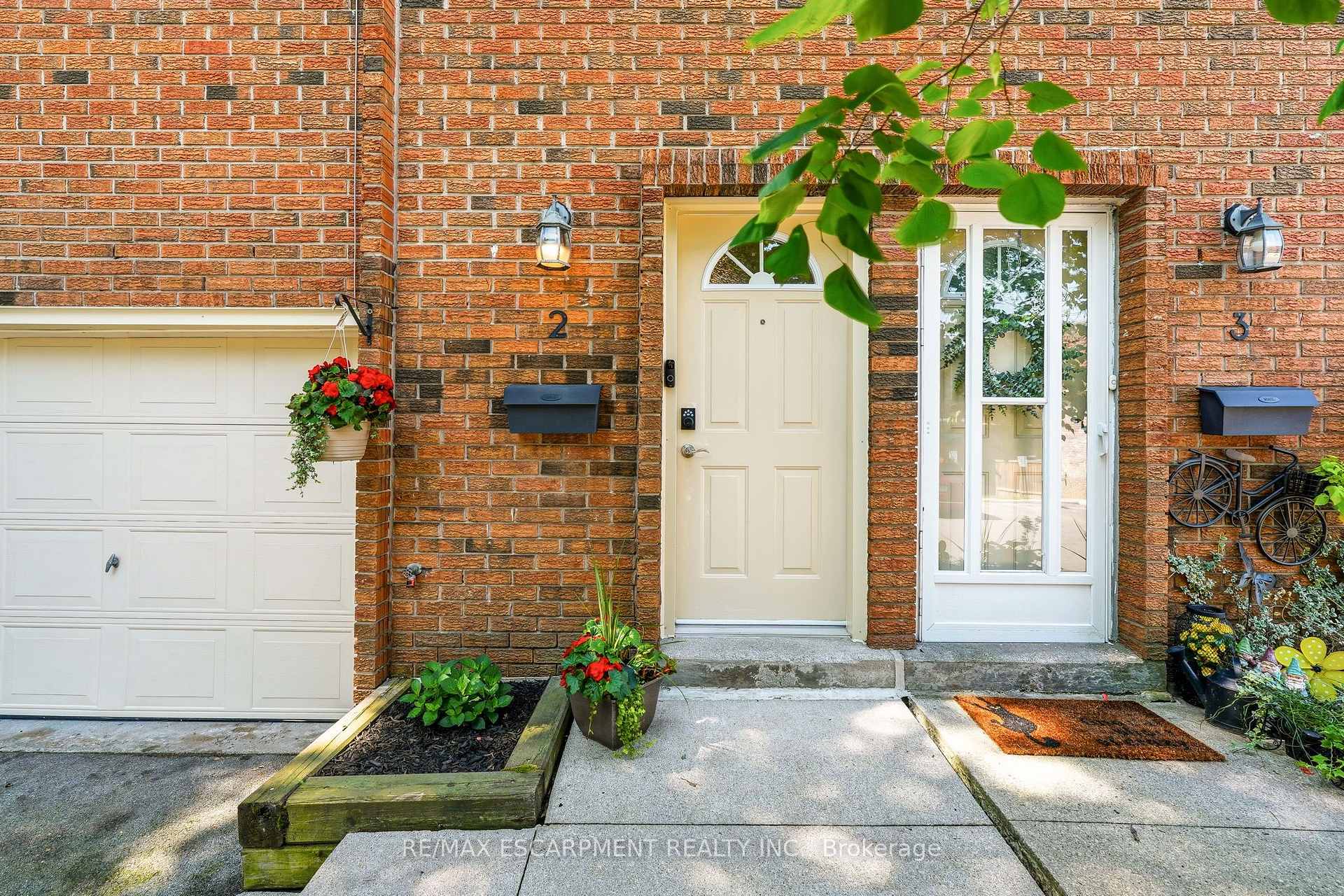 Photo 5 of Unit 2, 125 Bonaventure Drive, Hamilton, Gilbert — HOMEH
