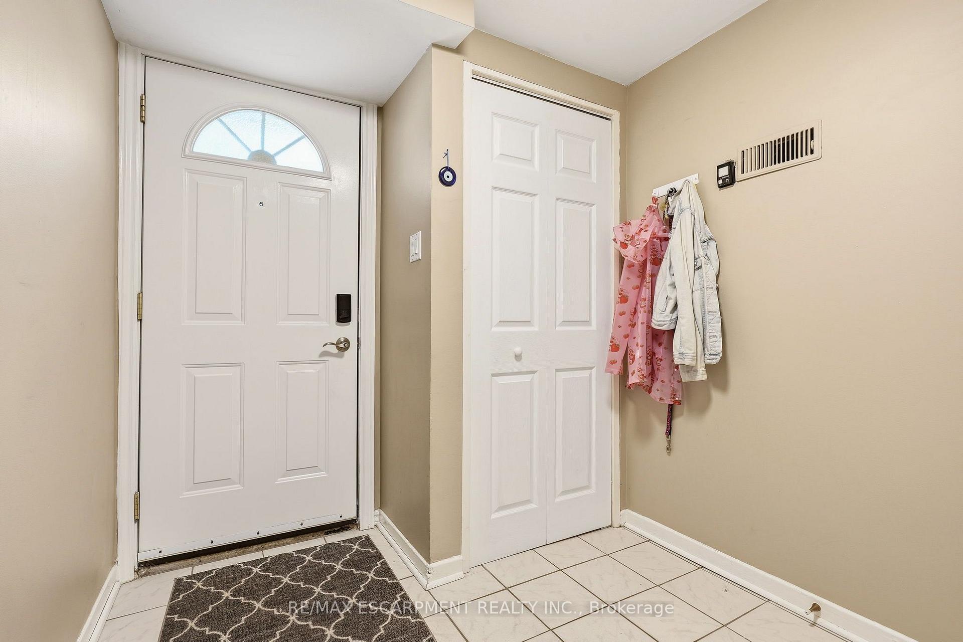 Photo 6 of Unit 2, 125 Bonaventure Drive, Hamilton, Gilbert — HOMEH