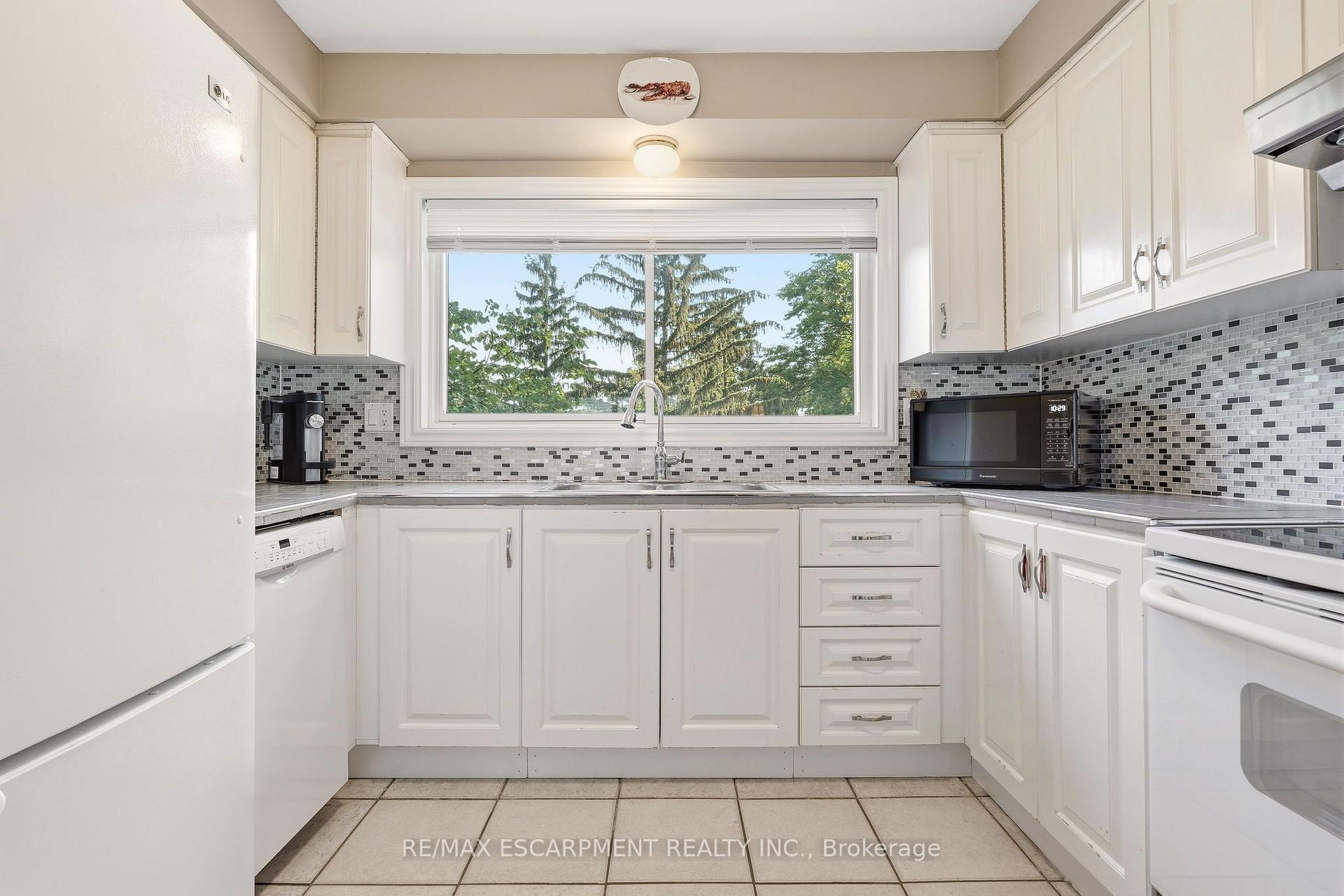 Photo 18 of Unit 2, 125 Bonaventure Drive, Hamilton, Gilbert — HOMEH
