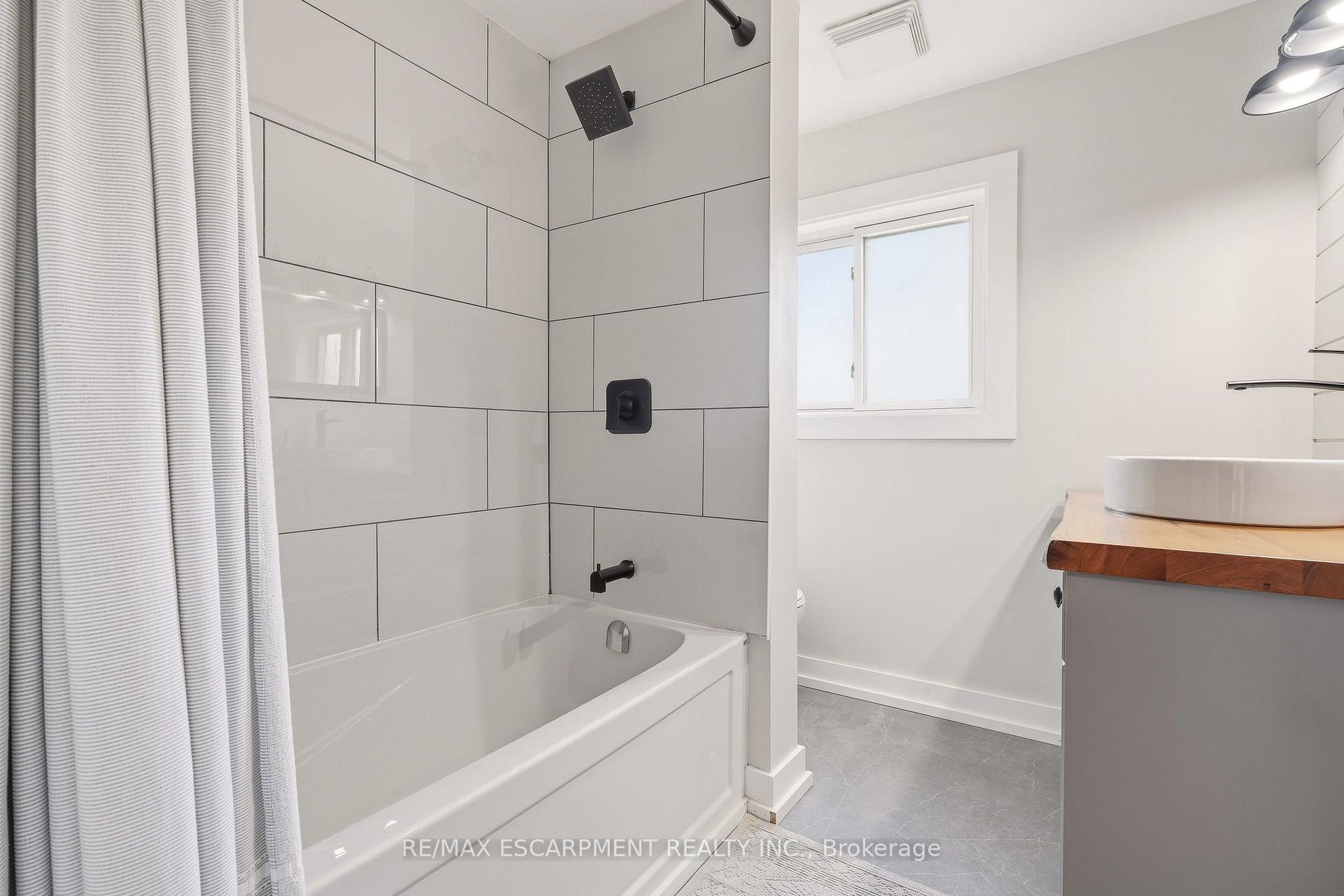 Photo 31 of Unit 2, 125 Bonaventure Drive, Hamilton, Gilbert — HOMEH
