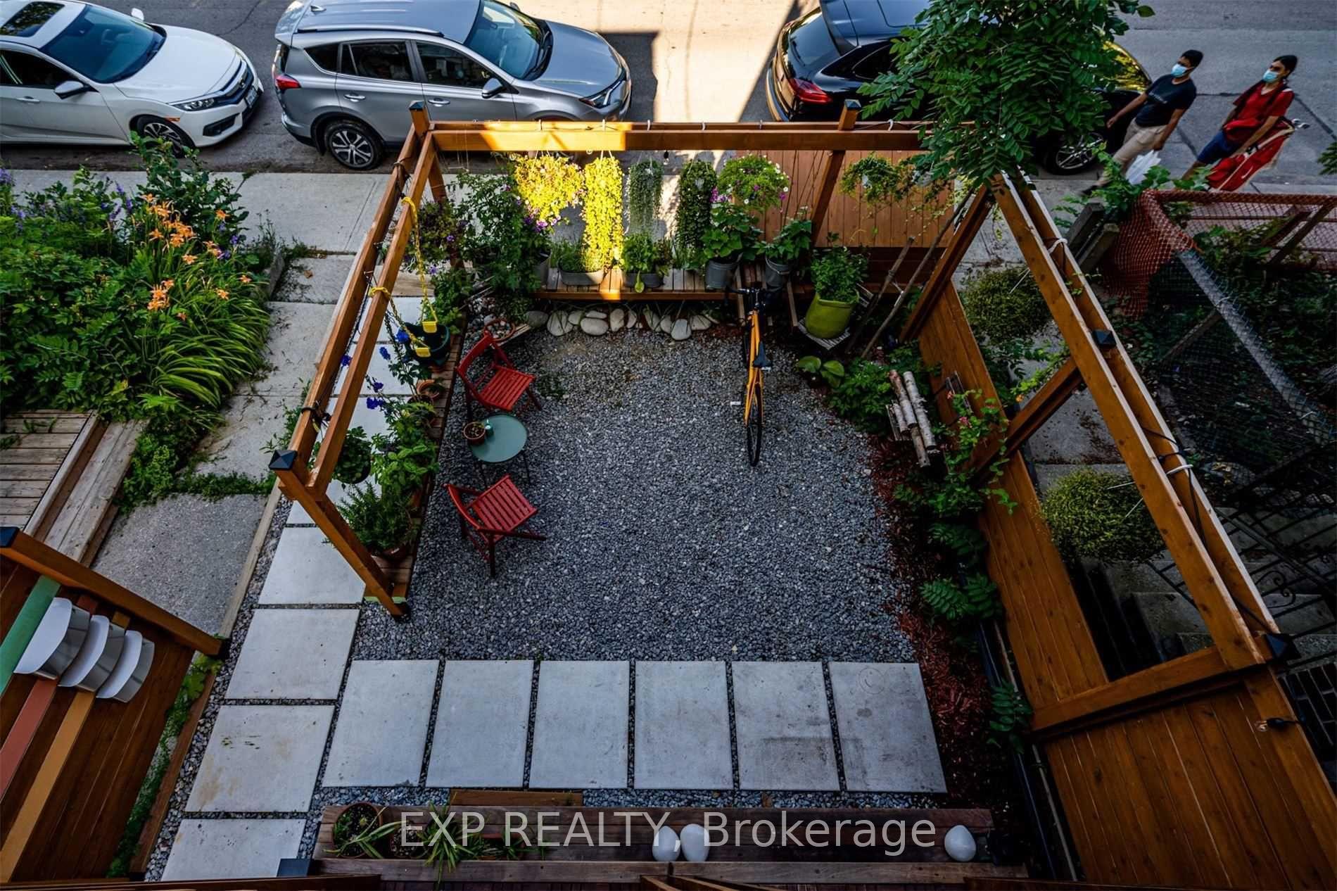 Photo 5 of 452 Montrose Avenue, Toronto, Palmerston-Little Italy — HOMEH