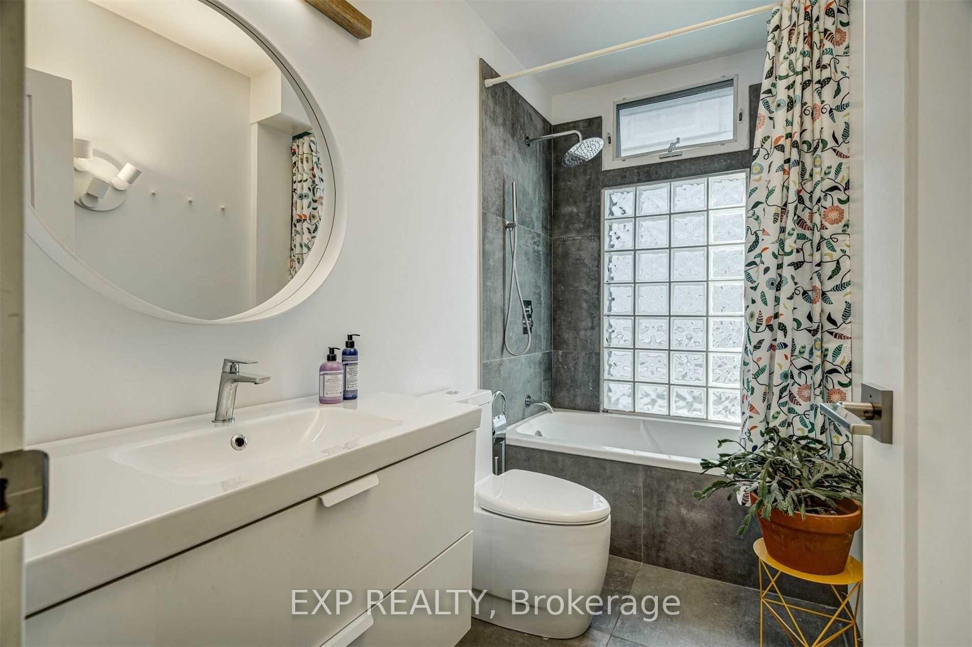 Photo 13 of 452 Montrose Avenue, Toronto, Palmerston-Little Italy — HOMEH
