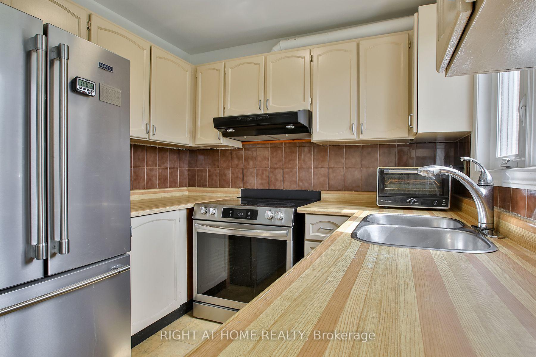Photo 15 of 56 Cathy Jean Crescent, Etobicoke, Mount Olive-Silverstone-Jamestown — HOMEH