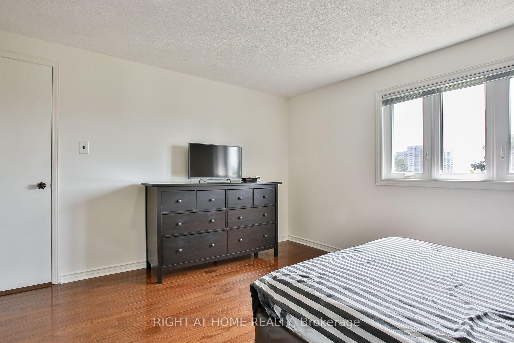 Photo 19 of 56 Cathy Jean Crescent, Etobicoke, Mount Olive-Silverstone-Jamestown — HOMEH