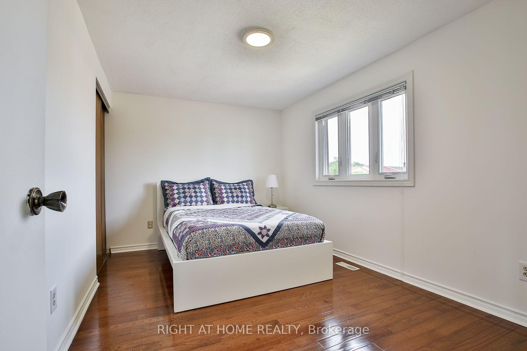 Photo 23 of 56 Cathy Jean Crescent, Etobicoke, Mount Olive-Silverstone-Jamestown — HOMEH