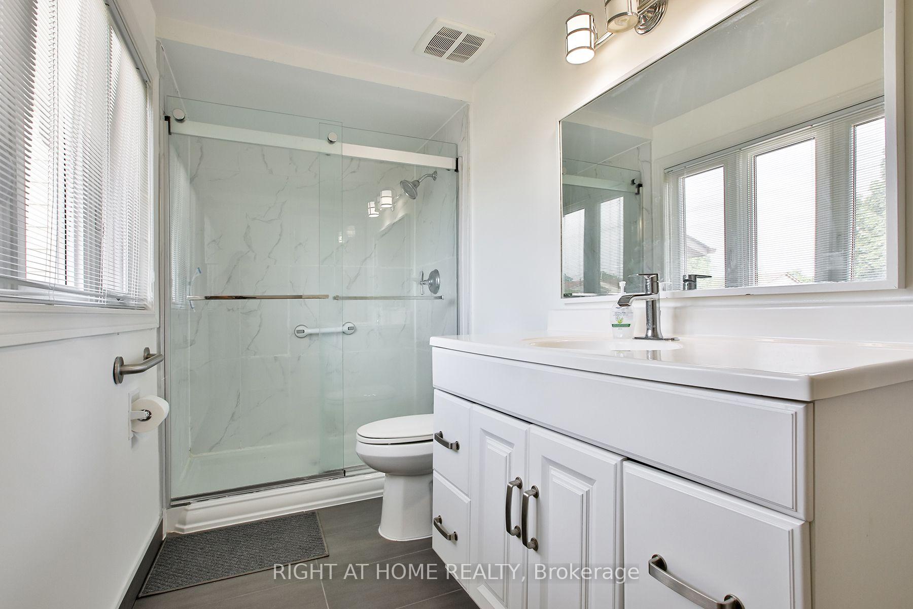 Photo 25 of 56 Cathy Jean Crescent, Etobicoke, Mount Olive-Silverstone-Jamestown — HOMEH