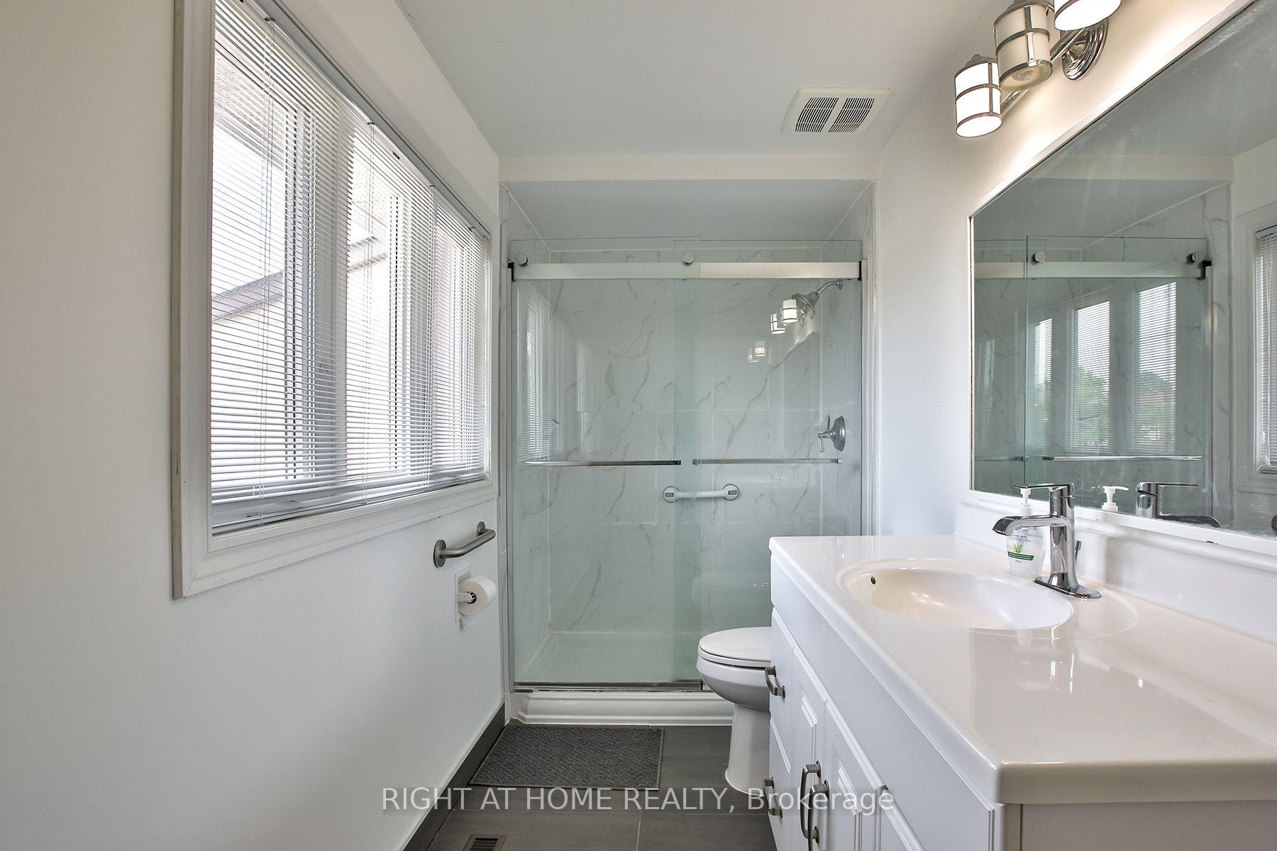 Photo 26 of 56 Cathy Jean Crescent, Etobicoke, Mount Olive-Silverstone-Jamestown — HOMEH