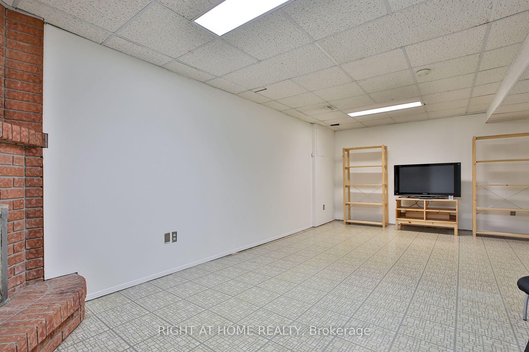 Photo 27 of 56 Cathy Jean Crescent, Etobicoke, Mount Olive-Silverstone-Jamestown — HOMEH