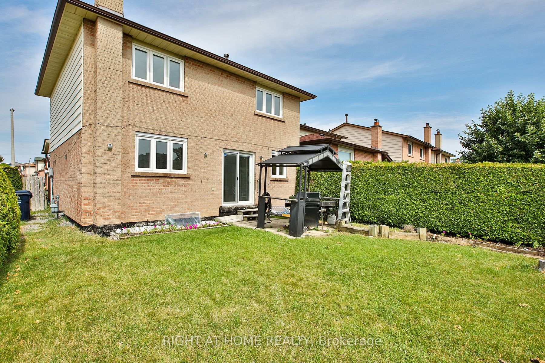 Photo 32 of 56 Cathy Jean Crescent, Etobicoke, Mount Olive-Silverstone-Jamestown — HOMEH