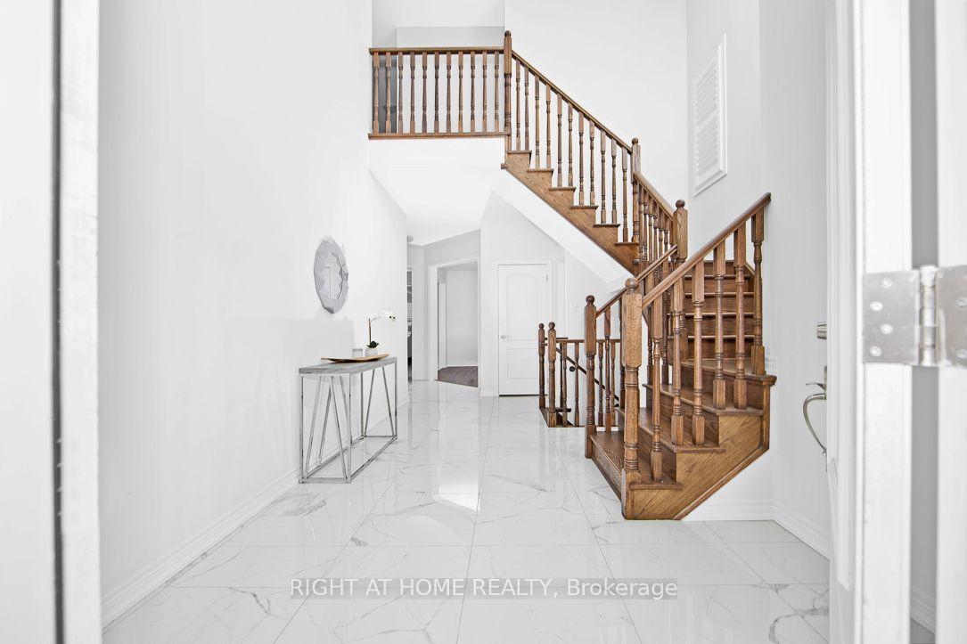 Photo 3 of 46 Frederick Taylor Way, East Gwillimbury, Mt Albert — HOMEH