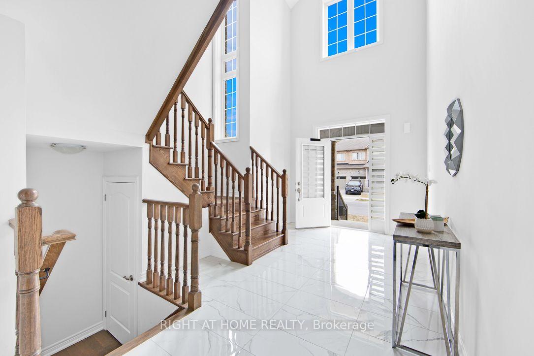Photo 4 of 46 Frederick Taylor Way, East Gwillimbury, Mt Albert — HOMEH