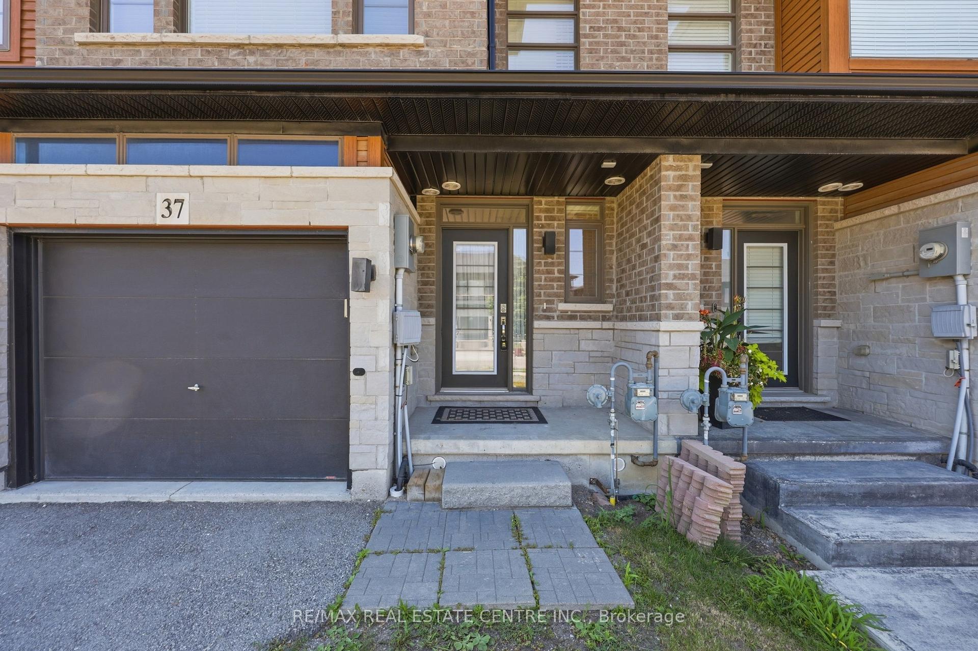 Photo 3 of 37 Greenwich Avenue, Hamilton, Stoney Creek Mountain — HOMEH