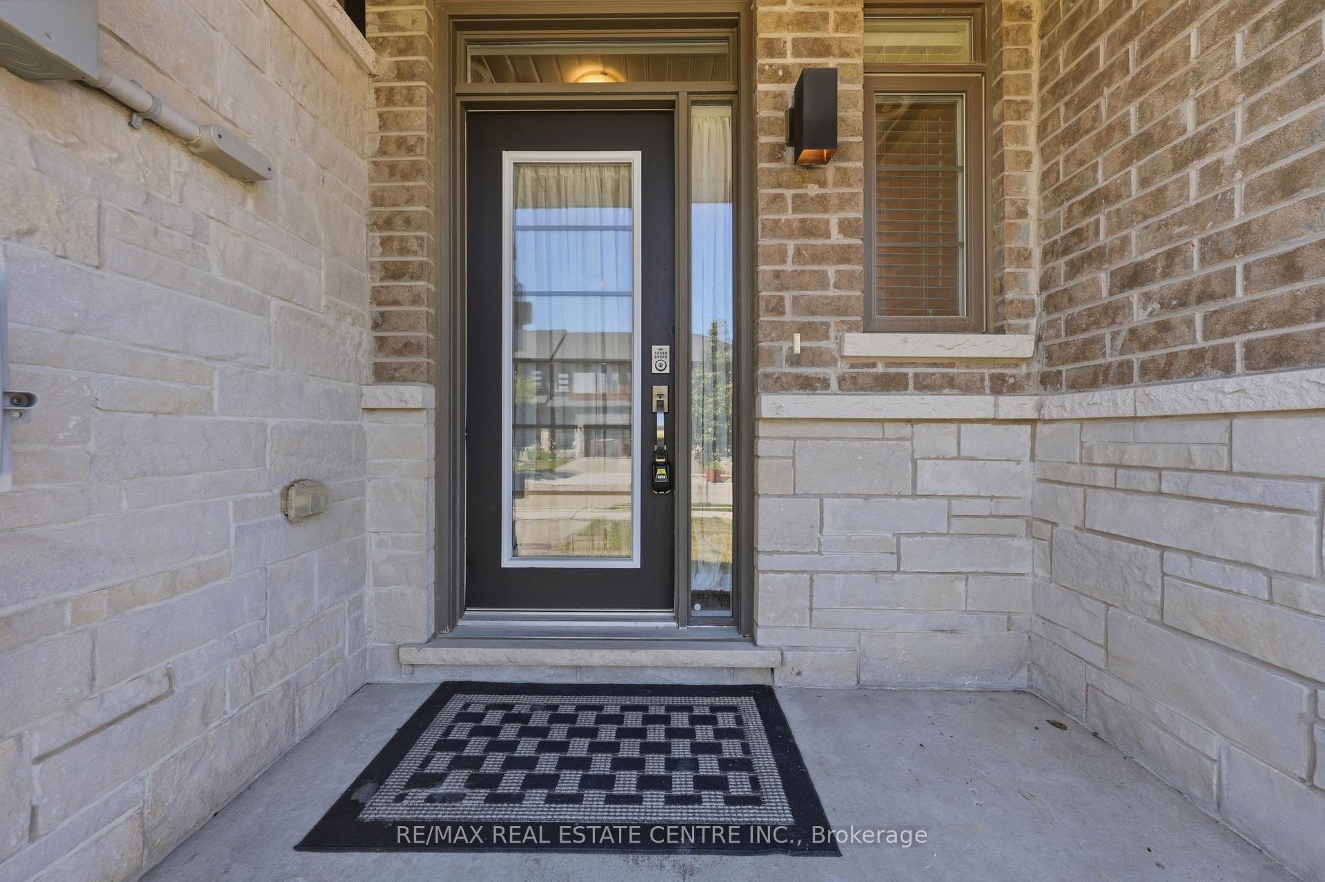Photo 4 of 37 Greenwich Avenue, Hamilton, Stoney Creek Mountain — HOMEH