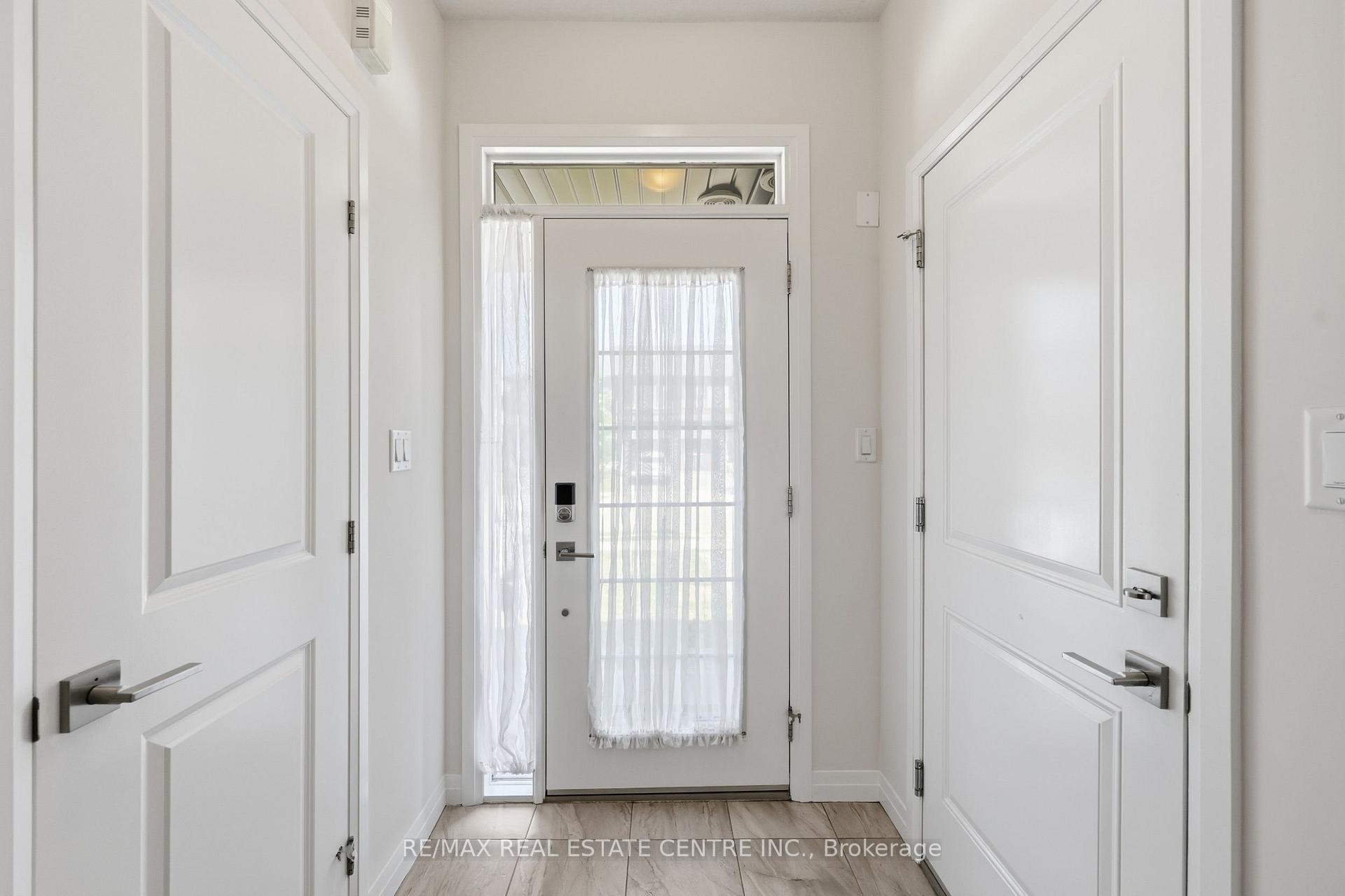 Photo 5 of 37 Greenwich Avenue, Hamilton, Stoney Creek Mountain — HOMEH