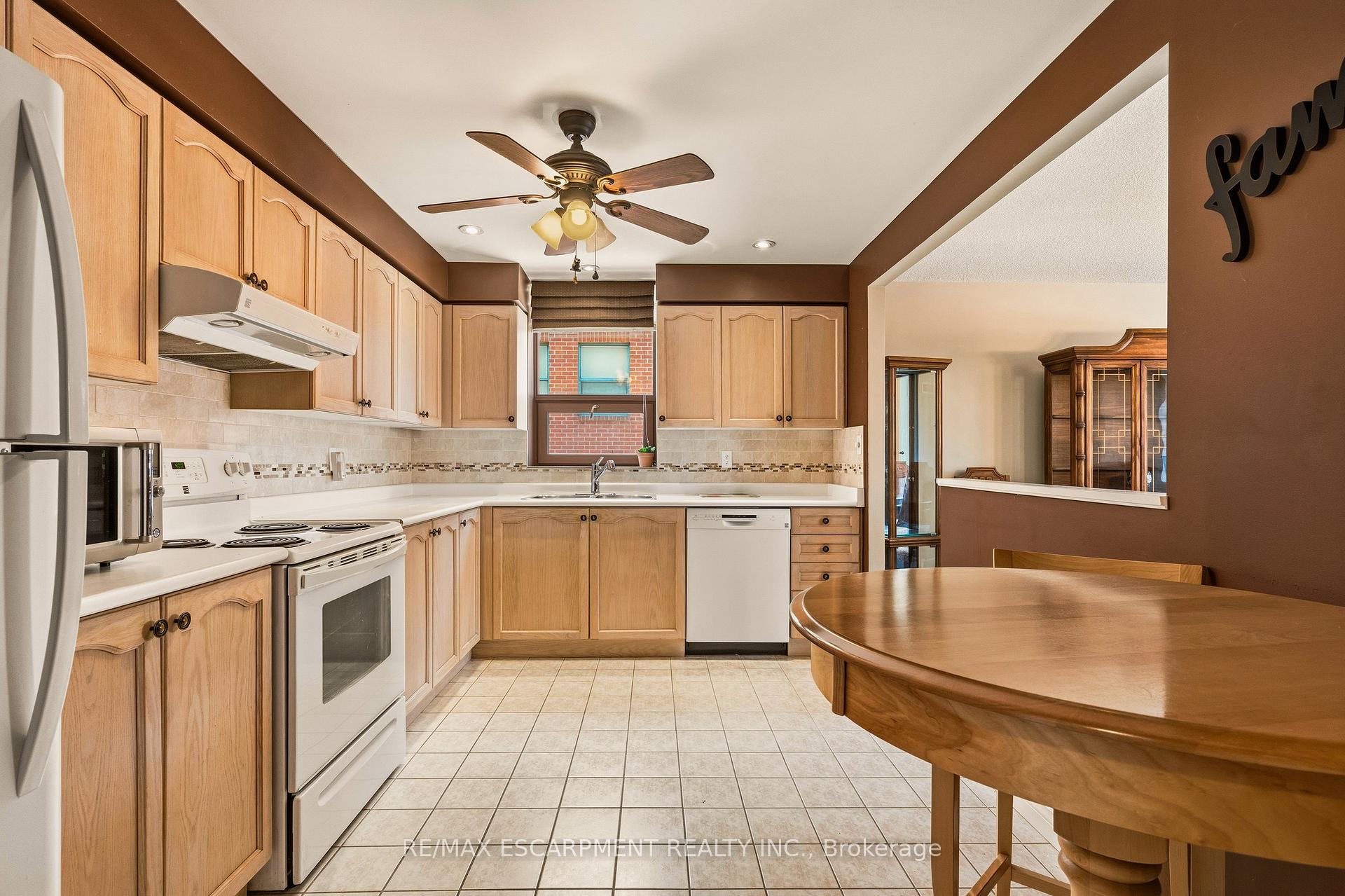 Photo 4 of Unit 203, 8 Main Street, Hamilton, Dundas — HOMEH