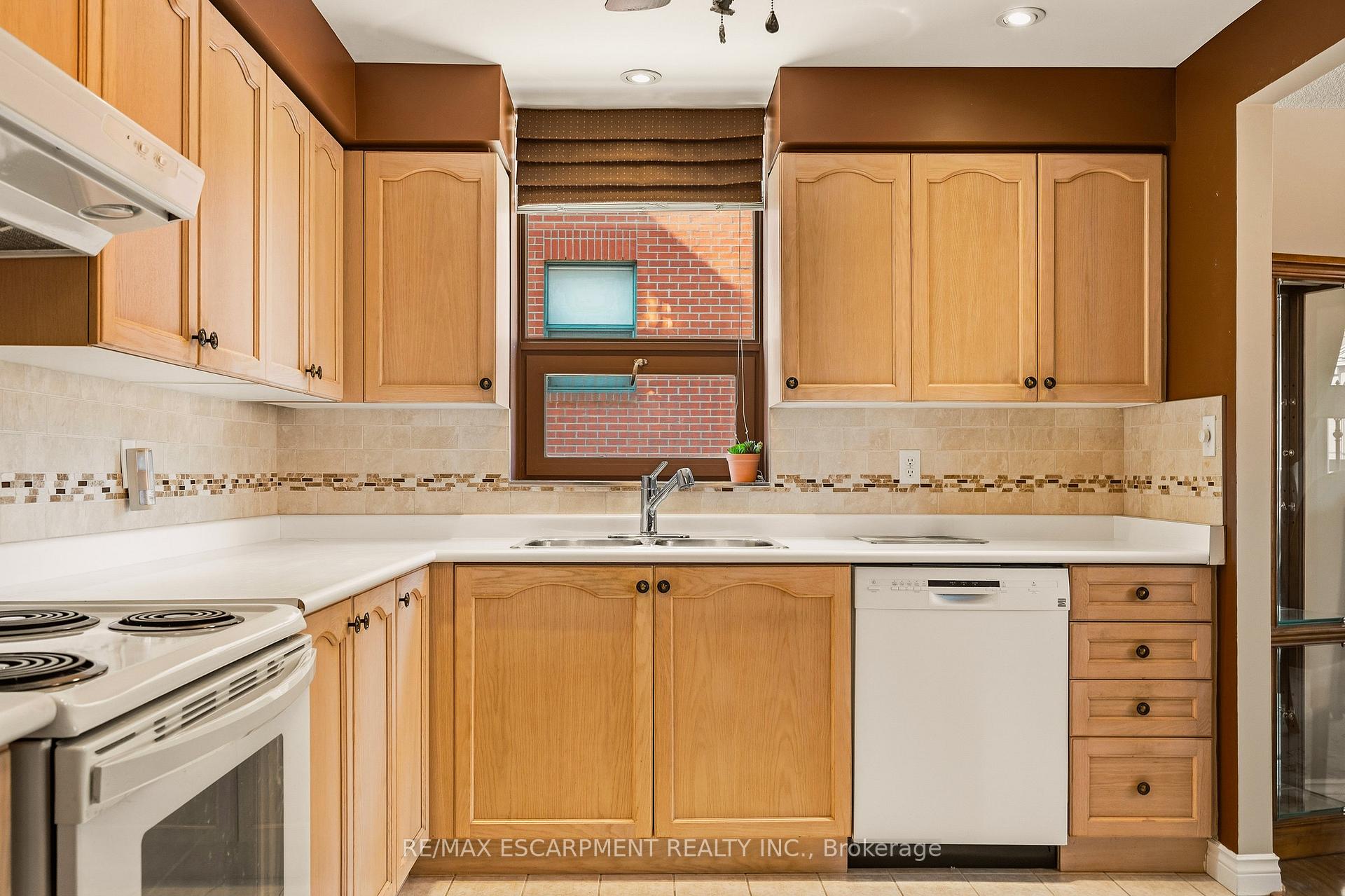 Photo 5 of Unit 203, 8 Main Street, Hamilton, Dundas — HOMEH