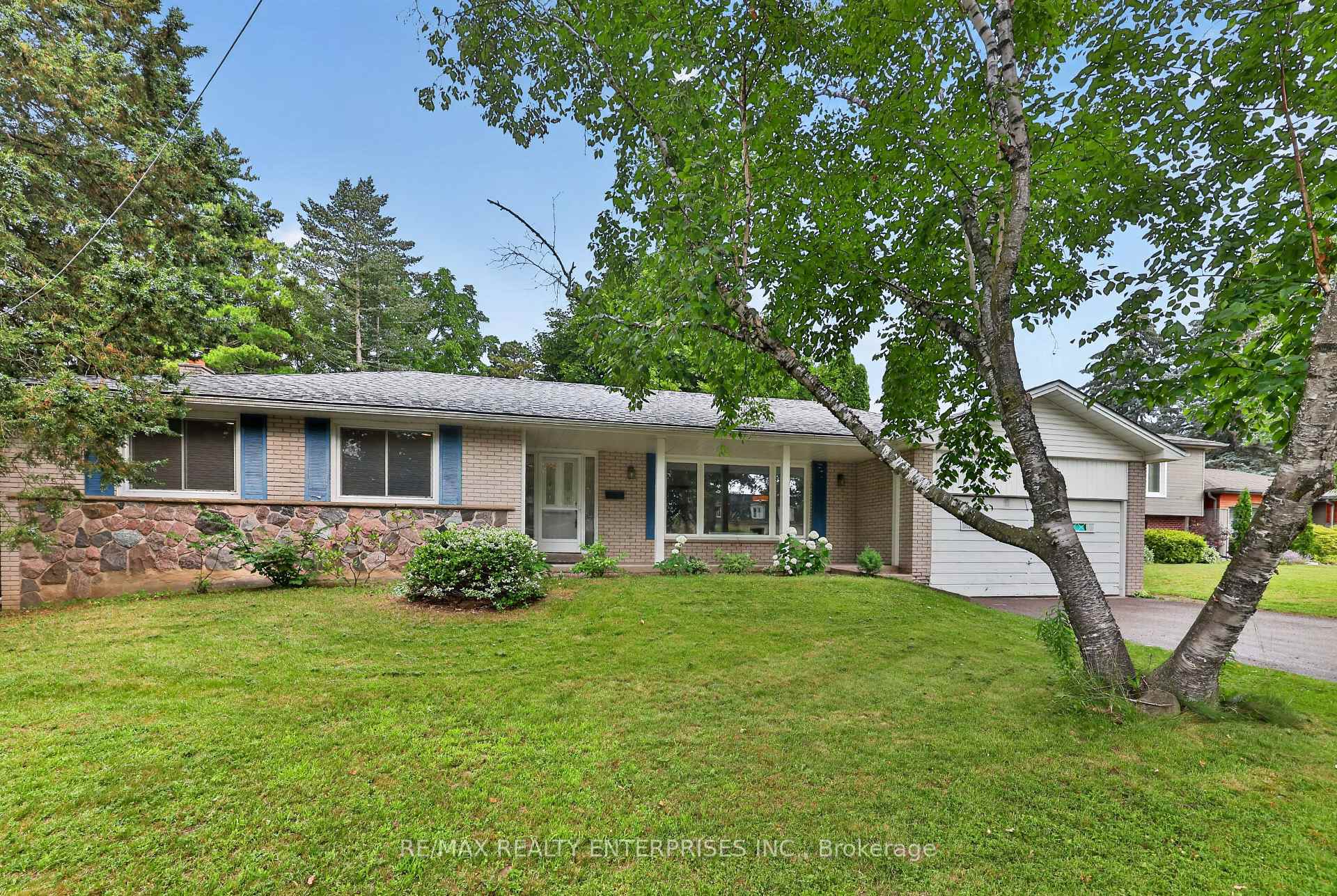 Front of 975 Cresthampton Lane