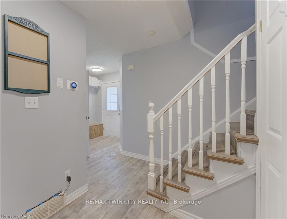 Photo 3 of 39 Chantilly Street, Kitchener, Huron Park — HOMEH