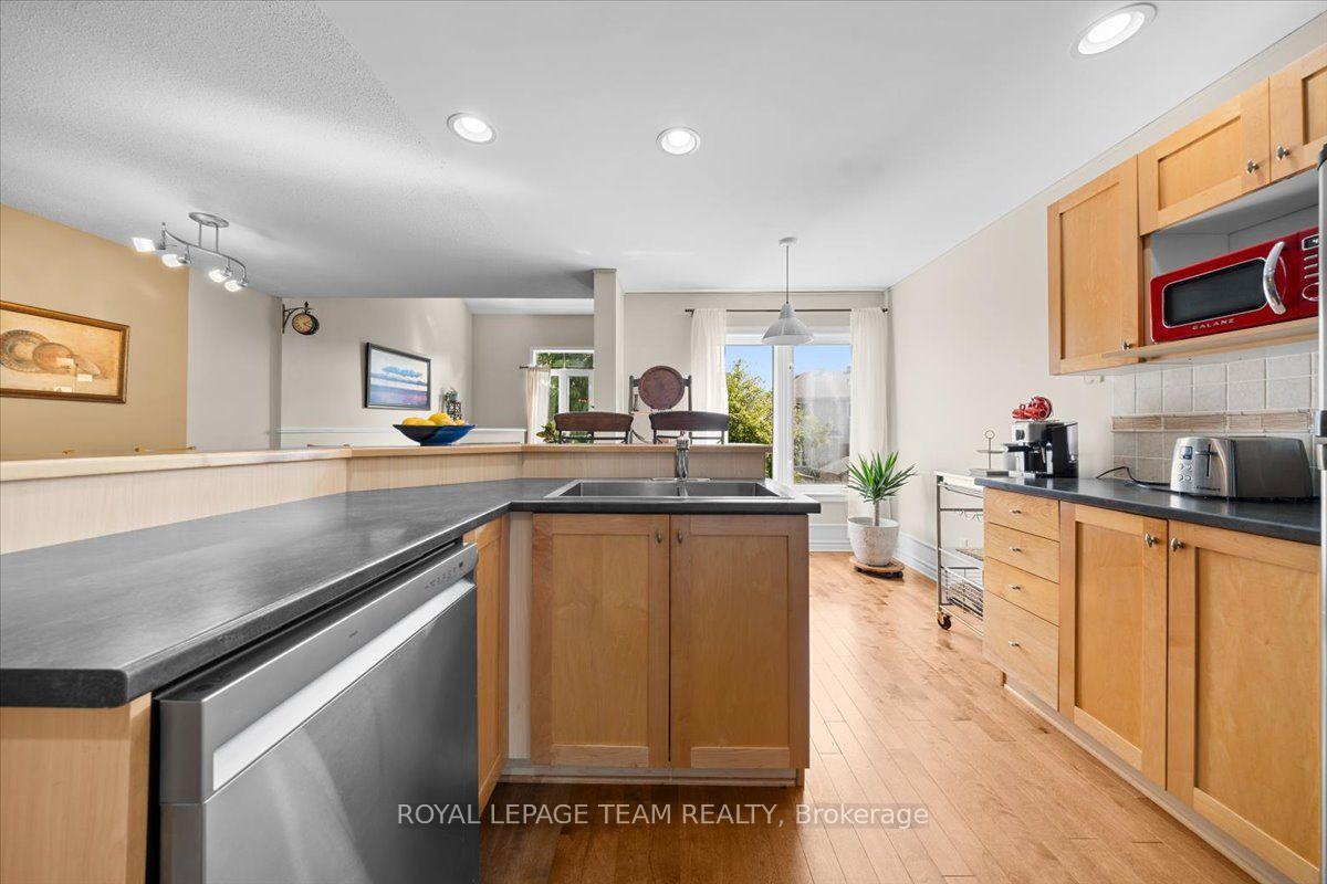 Photo 5 of 40 Saddlesmith Circle, Ottawa, Kanata - Emerald Meadows/Trailwest — HOMEH