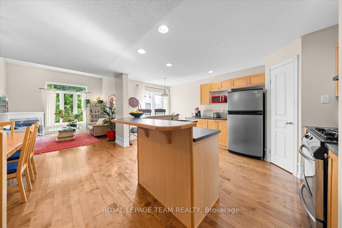 Photo 8 of 40 Saddlesmith Circle, Ottawa, Kanata - Emerald Meadows/Trailwest — HOMEH