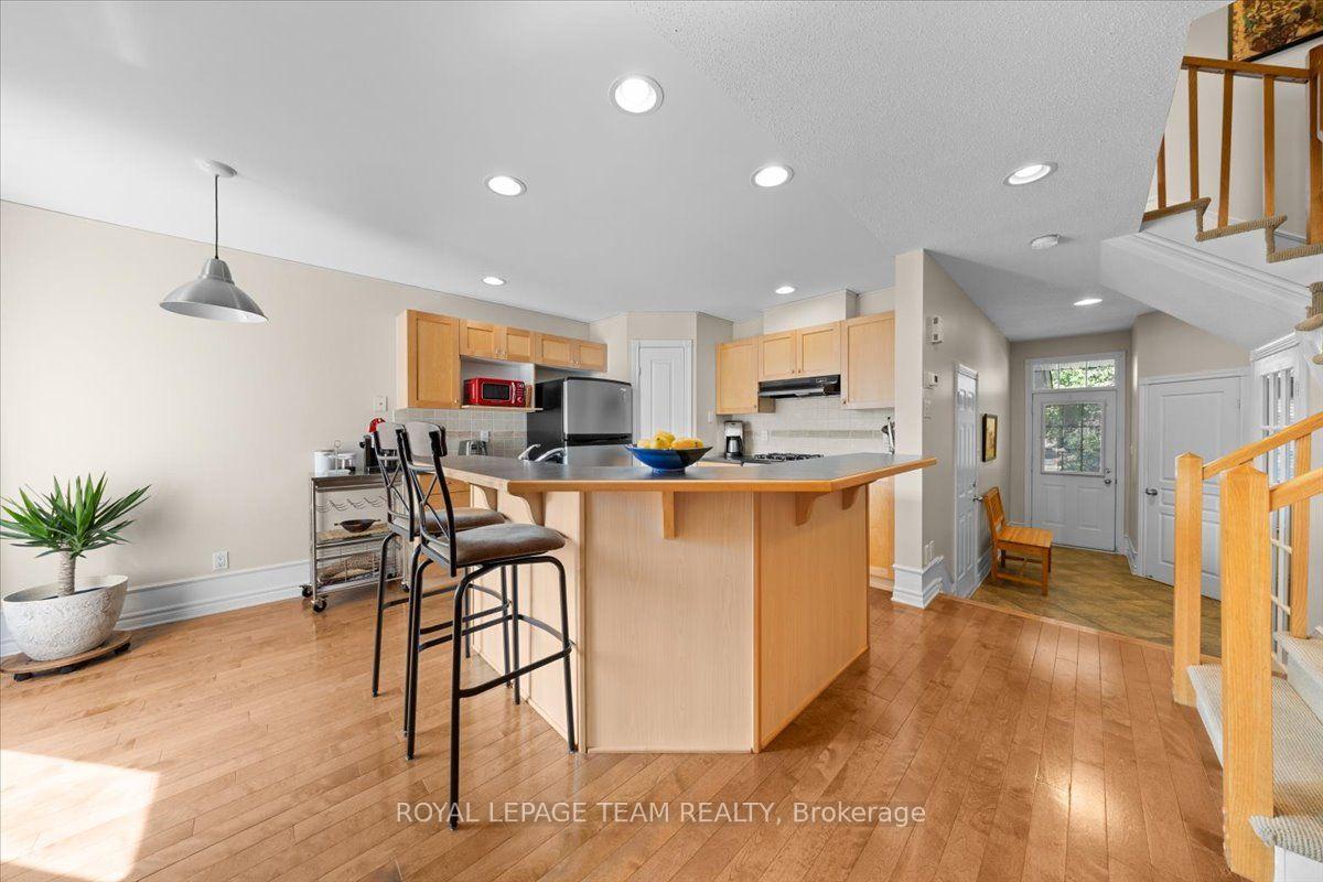 Photo 9 of 40 Saddlesmith Circle, Ottawa, Kanata - Emerald Meadows/Trailwest — HOMEH