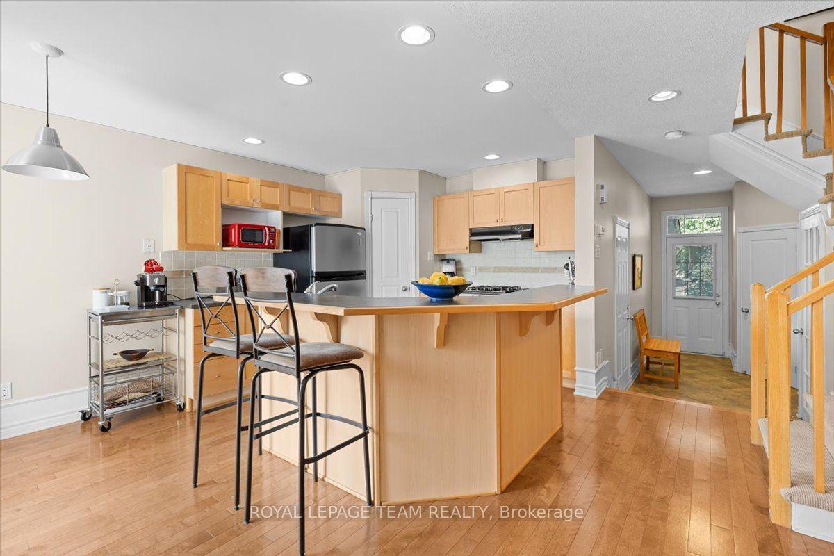 Photo 10 of 40 Saddlesmith Circle, Ottawa, Kanata - Emerald Meadows/Trailwest — HOMEH