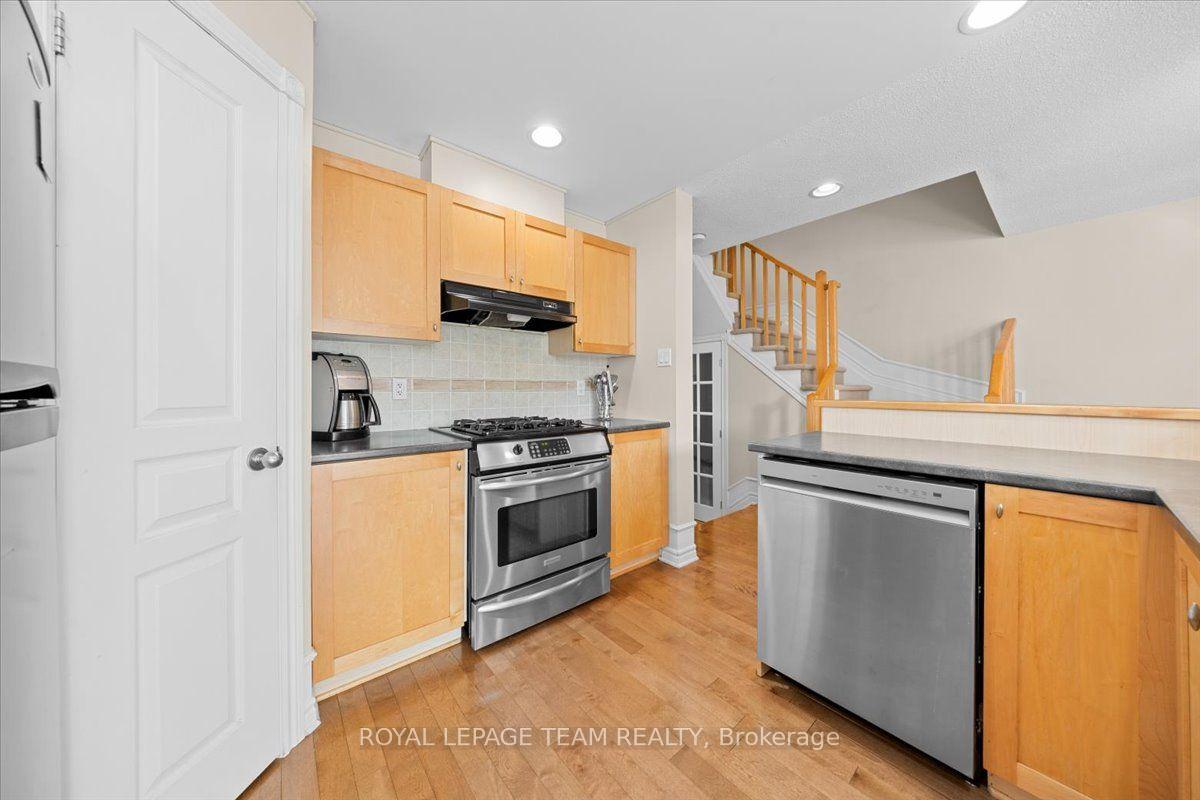 Photo 11 of 40 Saddlesmith Circle, Ottawa, Kanata - Emerald Meadows/Trailwest — HOMEH