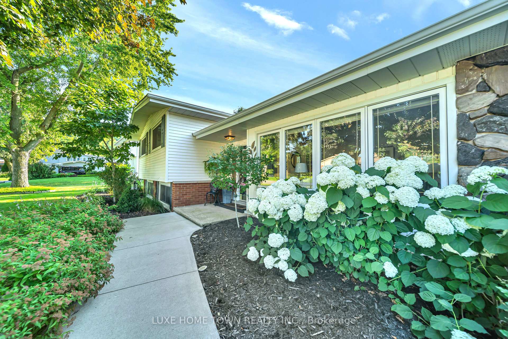 Photo 3 of 12 Mcnab Drive, Grimsby, Grimsby East — HOMEH