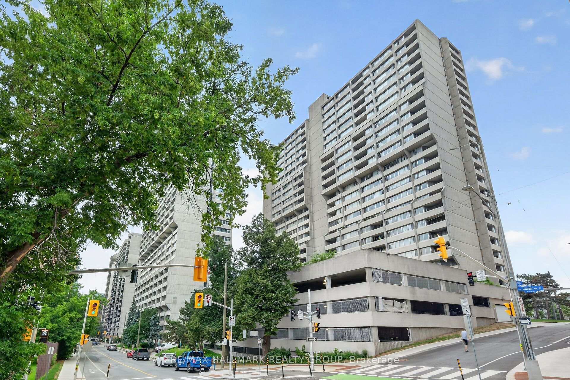 Front of Unit 1907, 530 Laurier Avenue